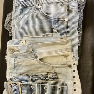 High-Rise Light Blue Women’s Jeans with Subtle Stripe Detail